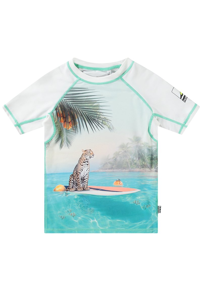 Īsām piedurkņu rash guard ar rotaļīgu leopardu dizainu uz sērfinga dēļa, kas ieskauts tropu okeāna ainavā ar palmu lapām.