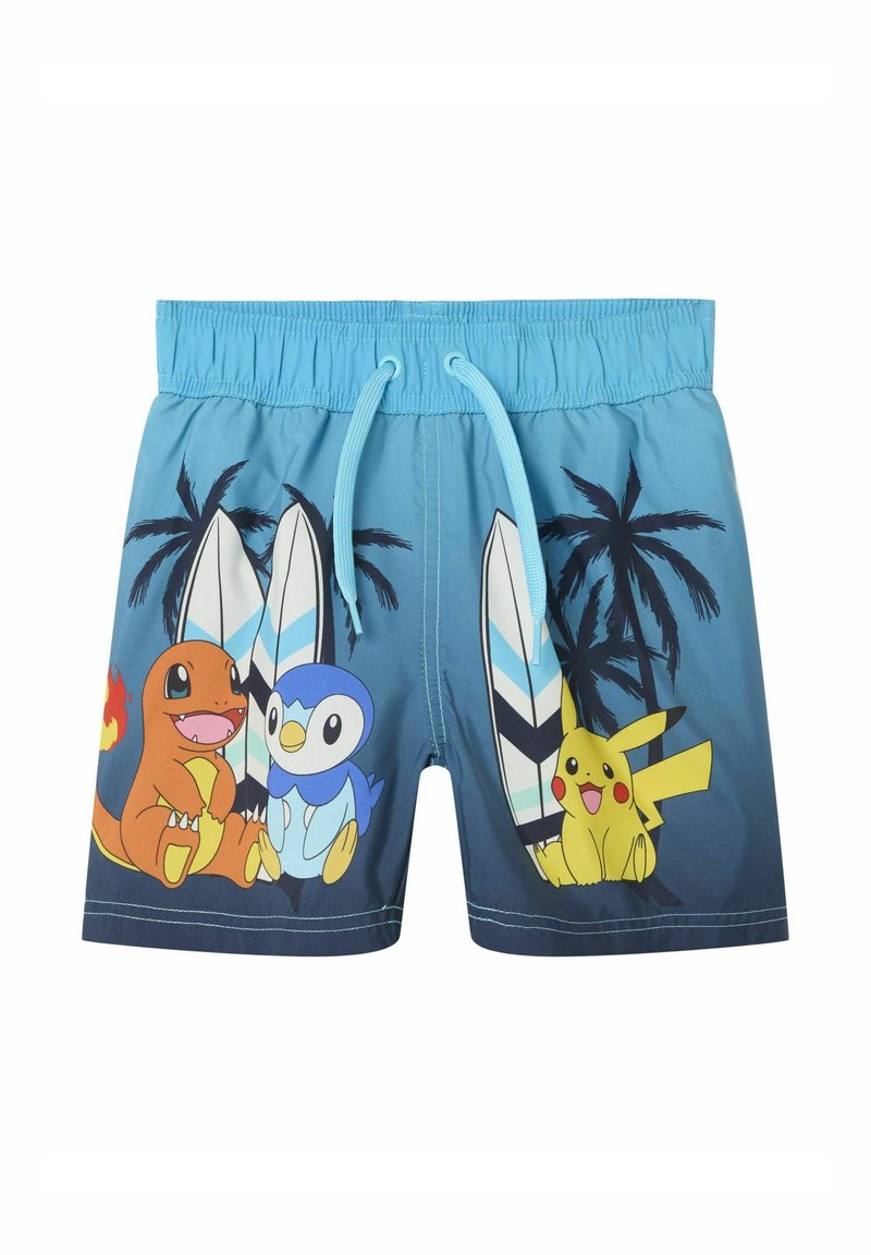 Pantaloncini da bagno blu con i personaggi dei cartoni animati Charmander, Piplup e Pikachu, su uno sfondo di palme e tavole da surf. Vita elastica con cordoncino.