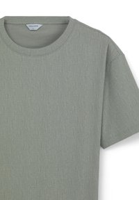 T-shirt verde chiaro a maniche corte con un tessuto testurizzato e leggermente patternato e uno scollo a girocollo. L'etichetta riporta "Calliope", taglia L.