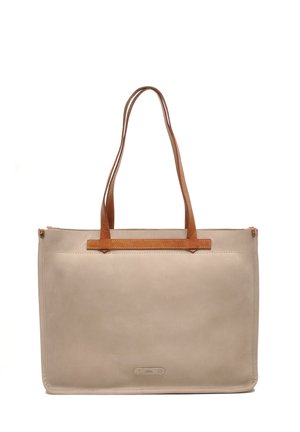 Lichtbeige leren totebag met twee bruine leren handvatten en contrasterende accenten. Rechthoekige vorm met gestikte details en ritsafsluiting.