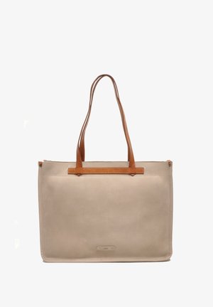 Lichtbeige leren totebag met twee bruine leren handvatten en contrasterende accenten. Rechthoekige vorm met gestikte details en ritsafsluiting.