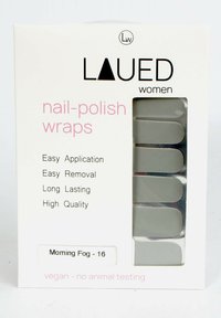 Grijze nagellak wraps in een transparante vensterdoos met het label "Ochtendmist." De verpakking bevat aanbrenginstructies en kwaliteitsclaims.