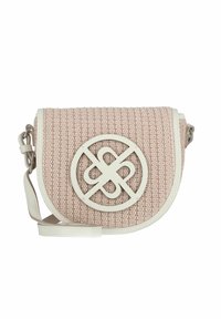 Strickstoff Crossbody-Tasche in Blassrosa mit einem kreisförmigen weißen Logo-Akzent, verstellbarem Trageriemen und einer geschwungenen Klappenverschluss. Glatte Verarbeitungsdetails.