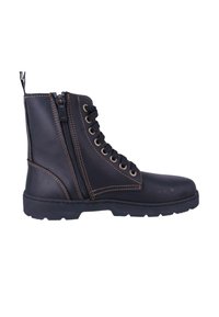 Bota de cuero negro hasta el tobillo con cremallera lateral, parte frontal con cordones, costura marrón en contraste, suela de goma y diseño de punta redonda.