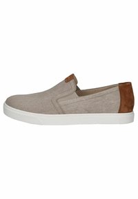 Beige instap schoen met een textiel bovenkant en een bruine suède accent bij de hak, uitgerust met een witte rubberen zool en een minimalistisch ontwerp.