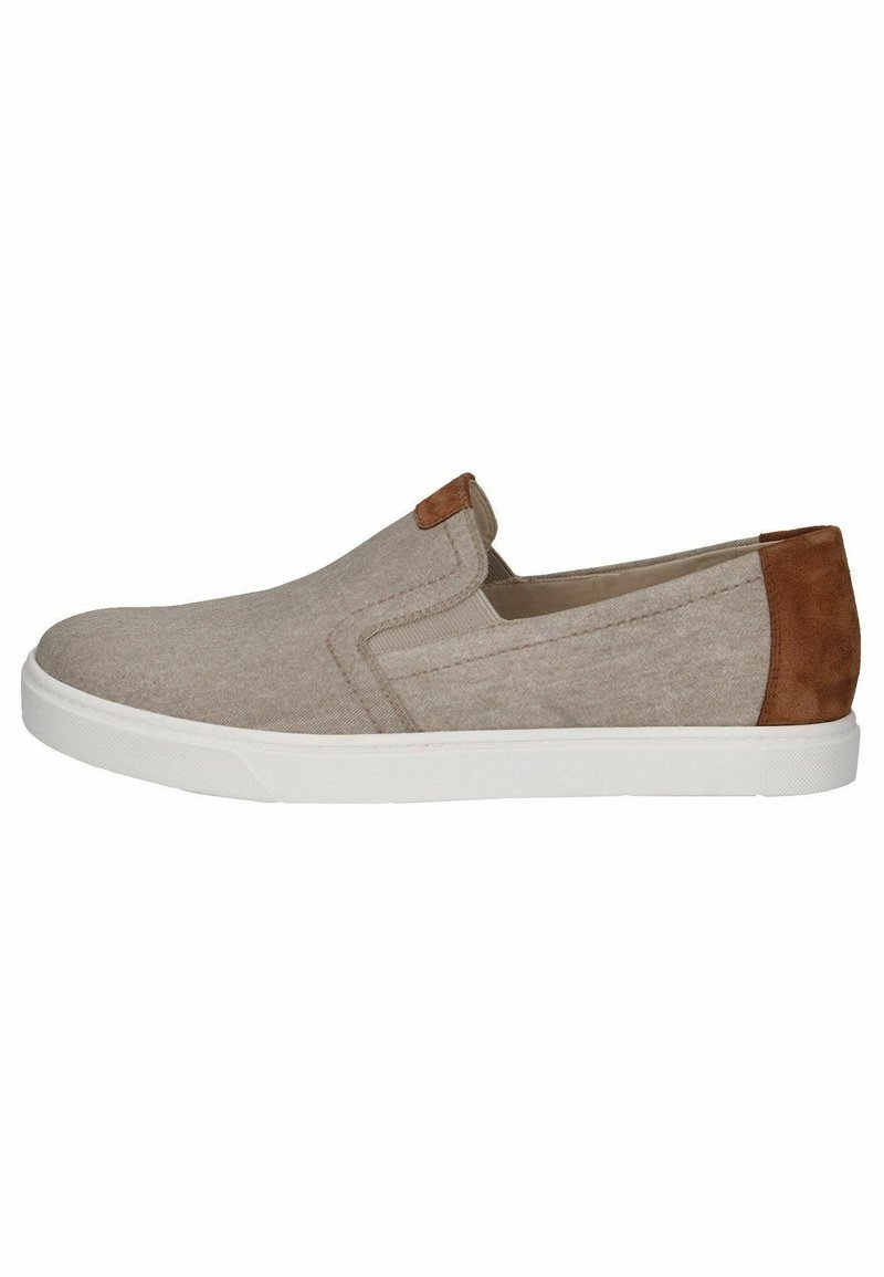Beige instap schoen met een textiel bovenkant en een bruine suède accent bij de hak, uitgerust met een witte rubberen zool en een minimalistisch ontwerp.