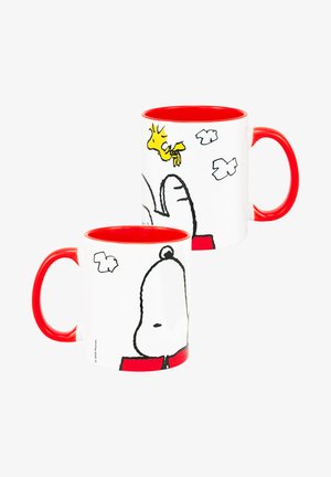 Mug in ceramica bianca con interno e manico rossi, decorato con disegni a linea nera di Snoopy e Woodstock, circondati da nuvole.