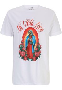 Balts kokvilnas T-krekls ar grafikas printu, kurā attēlota skeleta figura, kas ietīta zilā apģērbā, ko ieskauj rozes un teksts "La Vida Loca."