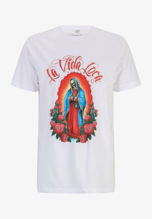 T-shirt en coton blanc avec un imprimé graphique d'une figure de squelette drapée dans une robe bleue, entourée de roses et du texte "La Vida Loca."