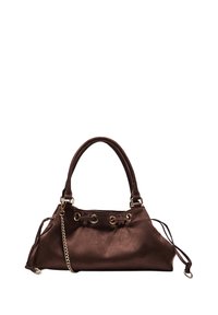 Sac à main en suède marron avec un corps arrondi, de courtes poignées, un système de fermeture à cordon et des accents en métal doré. La texture est douce et lisse.