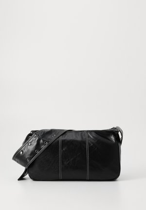 Schwarze Leder Schultertasche mit Reißverschluss, ausgestattet mit einer strukturierten Oberfläche, weißen Nähten und einem Tragegurt mit silbernen Ösen.
