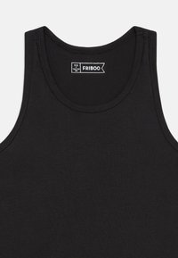 Mustmustelane tank top, millel on ümmargune kaelus ja laiad rihmad, mis on valmistatud pehmest kangast. Sildil on brändi nimi "FRIBOO."