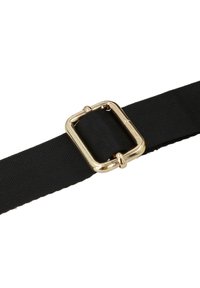 Cintura elastica nera con fibbia rettangolare in metallo dorato. La cintura ha una finitura testurizzata ed è progettata per una misura regolabile.