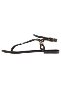 Zwarte platte sandalen met gevlochten banden, gouden accenten en een minimalistisch design met een dunne zool en een verstelbare enkelband.