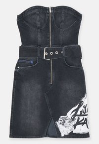Črno jeans obleko z oblikovanim korzetom in zadrgo. Ima širok jeans pas, sprednji razporek in bel grafični tisk na robu.