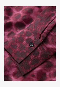 Unselected, berry black leopard