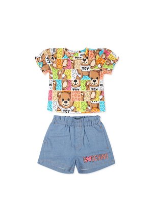 T-shirt avec des motifs colorés de teddy bear et de cœurs ; bermuda en denim bleu avec taille élastique et logo "MOSCHINO" en broderie rose.