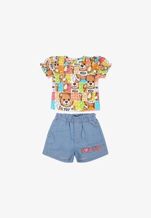 T-shirt con motivi colorati di orsetti e cuori; pantaloni corti in denim blu con cintura elastica e logo "MOSCHINO" ricamato in rosa.