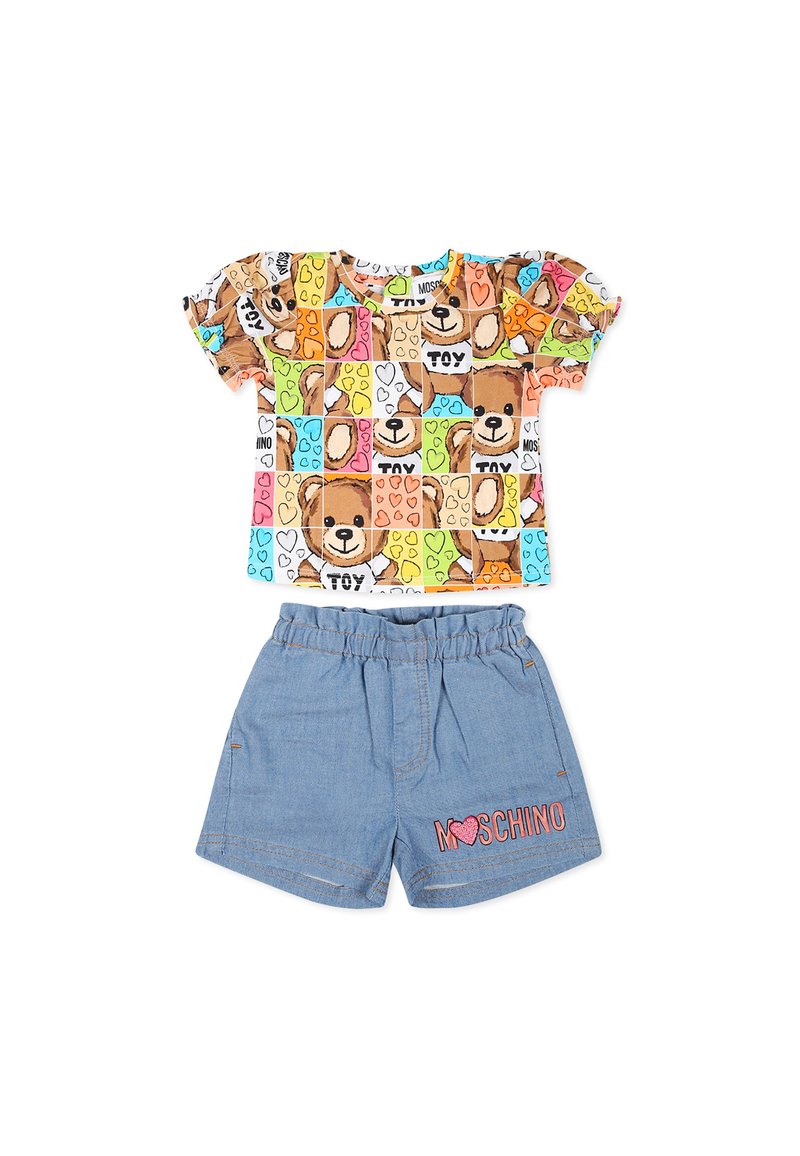 T-shirt med farverige teddy bjørne og hjerte mønstre; blå denim shorts med elastisk talje og "MOSCHINO" logo i pink broderi.