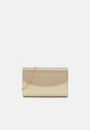 Clutch de noite em tom dourado com uma aba metálica texturizada e uma alça de corrente. Material de base suave com detalhe geométrico brilhante na parte superior.