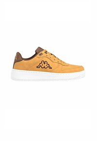 Zapatilla amarilla de cuero con acentos marrones, suela de goma blanca, punta redonda y logo de Kappa bordado en el costado. Diseño limpio y acabado texturizado.