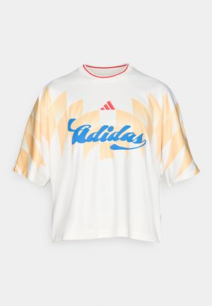 Valge lühikeste varrukatega T-särk, millel on oranž geomeetriline muster, sinine Adidas logo ja punane soonikuga ümara kaelusega ääris. Sile kangapind.