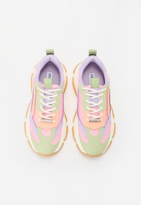 Sneaker colorati con un mix di rosa pastello, lavanda, verde e materiali in rete e sintetici bianchi, con suola chunky e lacci.