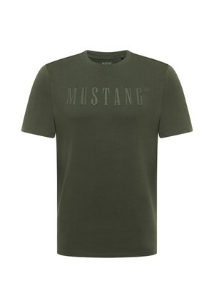 Oliwkowa bawełniana koszulka z krótkim rękawem i okrągłym dekoltem, z uniesionym nadrukiem tekstowym "MUSTANG" na przodzie.
