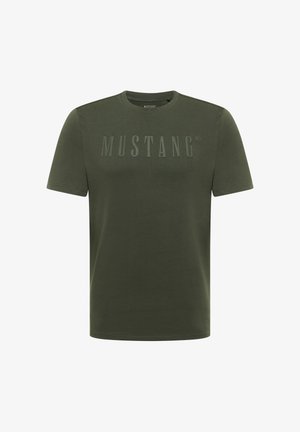 Oliwkowa bawełniana koszulka z krótkim rękawem i okrągłym dekoltem, z uniesionym nadrukiem tekstowym "MUSTANG" na przodzie.