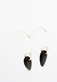 Orecchini a goccia neri, realizzati in materiale lucido, fissati a sottili ganci in filo d'argento con dettagli a spirale argentati.