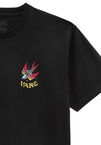 Černé bavlněné tričko s barevným grafickým motivem ptáka s červenými a modrými akcenty. Logo „VANS“ ve žluté barvě na spodní části.