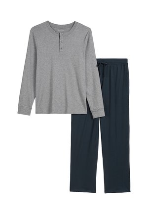 Graues Langarm-Henley-Shirt, kombiniert mit dunkelblauen Schlafanzughosen mit Kordelzug, flach auf einem weißen Hintergrund ausgelegt.