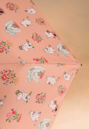 Rosa Regenschirm mit Cartoon-Charakteren und Blumenmustern. Enthält Cartoon-Tiere zwischen grüner Vegetation, detaillierte Illustrationen und lebendige Farben.