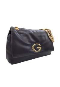 Borsa a tracolla in pelle nera con catena dorata e grande emblem a forma di "G" sulla patta frontale, texture leggermente stropicciata.