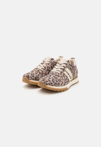 Leopardenmuster-Sneaker mit beiger Basis, ausgestattet mit hellen Schnürsenkeln, einer gepolsterten Zunge und einer strukturierten Gummisohle für besseren Grip.