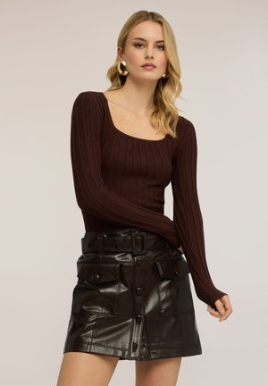 CON SCOLLO QUADRATO - Svetr - marrone