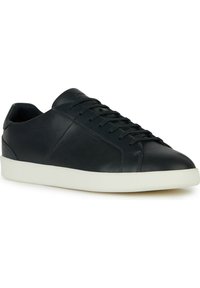 Baskets pour hommes en cuir noir lisse avec semelle en caoutchouc blanche, bout arrondi et lacets. Accents sur les panneaux latéraux et design classique.