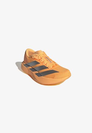 Sapatilha de corrida Adizero em laranja vibrante com um upper texturizado, três riscas cinzas e uma sola leve para um desempenho melhorado.