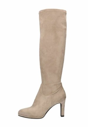 Botte beige en daim montant jusqu'au genou avec un bout pointu et un talon haut, présentant un design lisse et sans coutures.