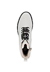 Stivale bianco in pelle con lacci neri e zip, fodera interna testurizzata e suola in gomma. Presenta una punta arrotondata e un design robusto.