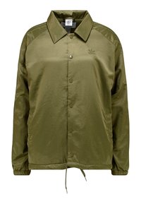 Olivově zelená bunda Adidas s límečkem, patentkami, elastickými manžetami, stahovací spodní částí a decentně vyšitým logem na hrudi.