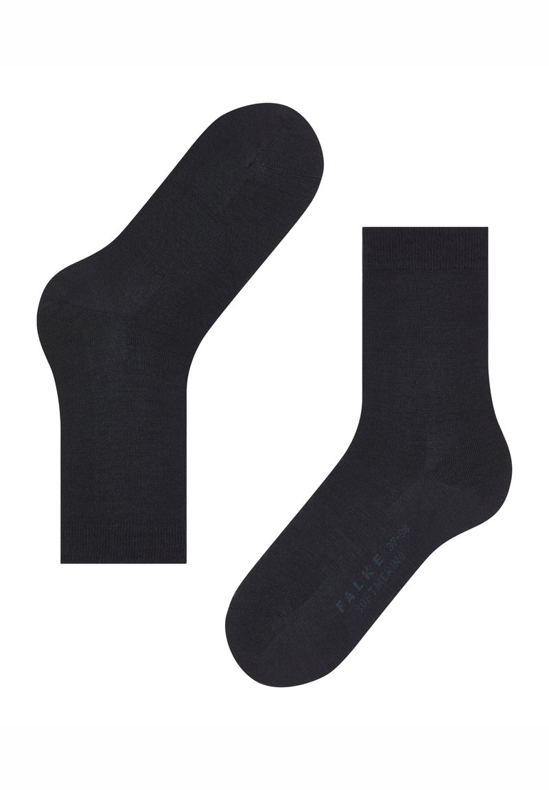 Pár egyszerű fekete, középmagas szárú zokni, laposan lefektetve, felülnézet és talprész látható, finom márkajelzéssel a talprészen.