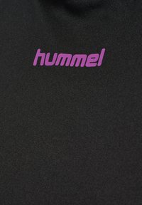 Zwart katoenen T-shirt met een gladde textuur, voorzien van een opvallend paars "hummel"-logo op de borst. Eenvoudig ontwerp, met een ronde hals.