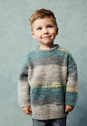 Miękki sweter dzianinowy w jasnoszarym kolorze w niebieskie i żółte paski. Długie rękawy i okrągły dekolt, z teksturowaną, miękką powierzchnią.