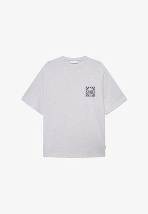 Graues Baumwoll-T-Shirt mit Rundhalsausschnitt und kurzen Ärmeln. Verfügt über eine vordere Brusttasche mit einem schwarz-weißen grafischen Design.