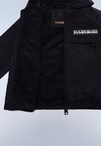 Μαύρο μπουφάν με επένδυση από δίχτυ και ελαστική ραφή στο τελείωμα. Διαθέτει  φερμουάρ στο κλείσιμο και δύο εσωτερικές τσέπες με εμφανείς ετικέτες με το λογότυπο στο ύψος του στήθους.