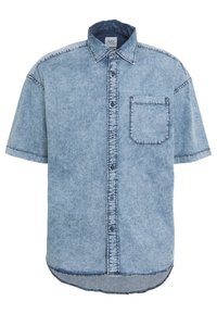 Camisa de denim de manga corta azul claro con cierre de botones en la parte delantera, bolsillo en el pecho y cuello clásico.