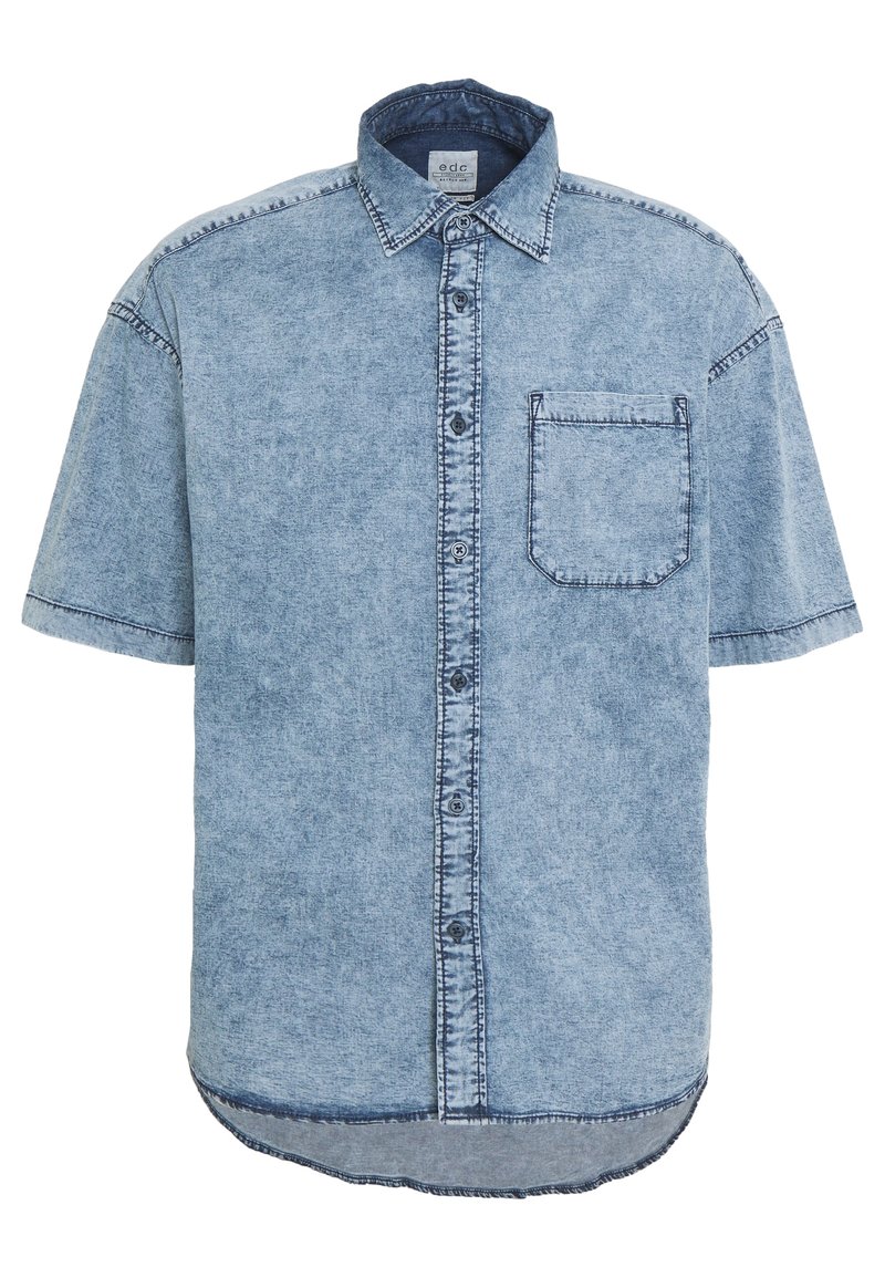Camisa de denim de manga corta azul claro con cierre de botones en la parte delantera, bolsillo en el pecho y cuello clásico.
