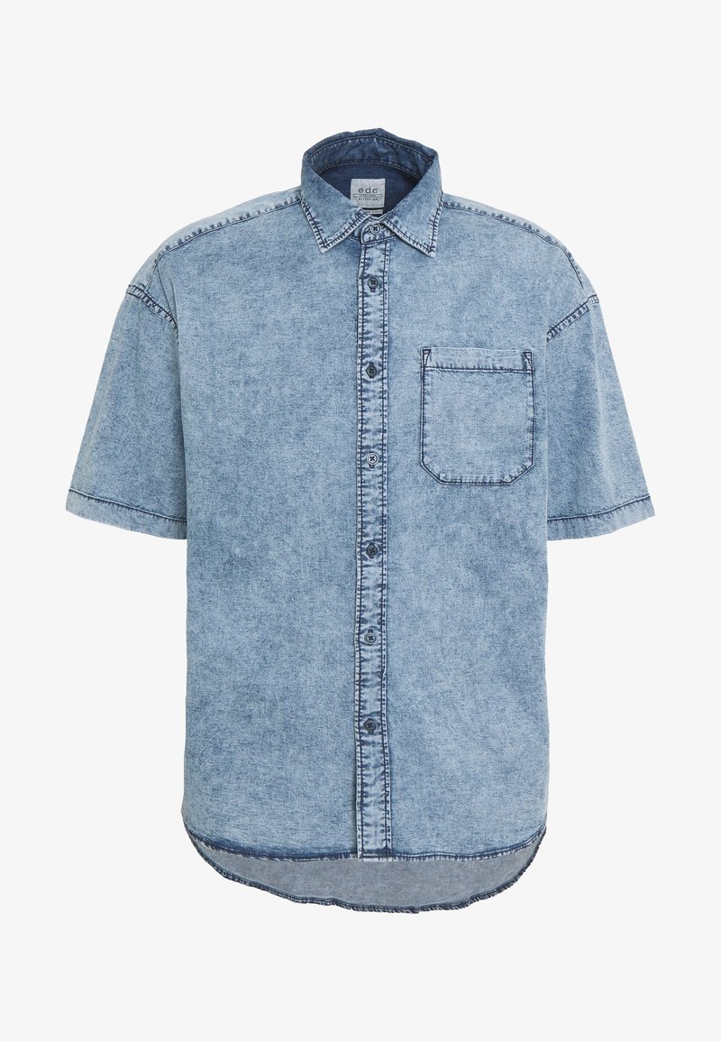 Camisa de denim de manga corta azul claro con cierre de botones en la parte delantera, bolsillo en el pecho y cuello clásico.