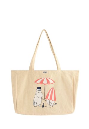 Beige mulepose med to creme- og lyserøde stribede strandparaplyer og tre Mumi-figurer, der står under dem.